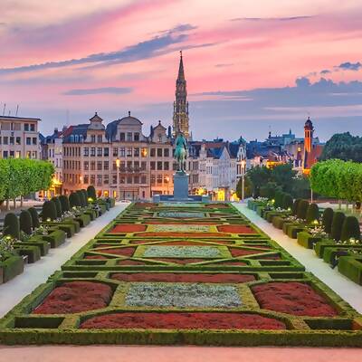 Unterhalb des Place Royale eröffnet der Garten des Mont des Arts ein weites Panorama auf den Grand Place und das historische Zentrum von Brüssel und sorgt für einen grünen Übergang zwischen den oberen und unteren Teilen der Stadt - Brüssel | Belgien