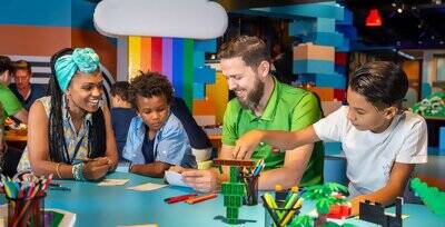Erlebe das ultimative LEGO Erlebnis mit einem All-Access-Ticket für 12 Aktivitätsbereiche. Bring die Kinder mit, um im LEGO Discovery Centre in Brüssel zu bauen, zu lernen und ihre Fantasie spielen zu lassen.