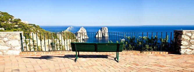 Trip Belgien Reiseland - Capri ist eine blühende Insel mit weißen Gebäuden, die einen schönen Kontrast zum tiefen Blau des Meeres bilden. Die durchschnittlichen Frühlings- und Herbsttemperaturen liegen bei etwa 14°-16°C, die besten Reisemonate sind April, Mai, Juni, September und Oktober. Auch in den Wintermonaten sorgt das milde Klima für Wohlbefinden und eine üppige Vegetation. Die beliebtesten Orte für Capri Ferien, locken mit besten Angebote für Hotels und Ferienunterkünfte mit Werbeaktionen, Rabatten, Sonderangebote für Capri Urlaub buchen.