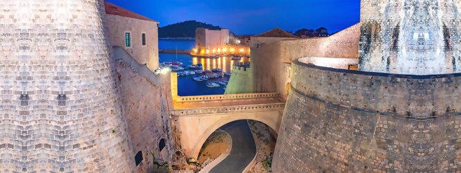 Trip Belgien Stadt Urlaub - Dubrovnik - Einen Wahnsinns Panoramablick hat man von Dubrovniks Hausberg Srd. Empor geht’s ganz easy und entspannt, minutenschnell mit der Luftseilbahn. Für begeisterte GOT-Fans empfiehlt sich die speziell geführte Game-of-Thrones-Tour zu den bekanntesten Drehorten und Schauplätzen der erfolgreichen Kultserie, der Eiserne Thron ist auf der kleinen idyllischen Insel Lokrum zu bestaunen. Die beliebtesten Orte für Dubrovnik Ferien, locken mit besten Angebote für Hotels und Ferienunterkünfte mit Werbeaktionen, Rabatten, Sonderangebote für Dubrovnik Urlaub buchen. Reisedaten eingeben und Hotel Flug Mietwagen Attraktionen Taxis für eine Dubrovnik Reise flexibel buchen. Sollten sich die Pläne ändern, sind viele der Unterkünfte und Zimmer in Dubrovnik kostenfrei stornierbar.