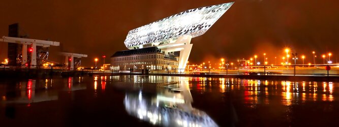 Antwerpen ist eine Hafenstadt in der Region Flandern in Belgien und die Hauptstadt der Provinz Antwerpen. Als Verwaltungseinheit ist die Stadt mit rund 500.000 Einwohnern die größte des Landes. Die Agglomeration Antwerpen ist mit 1,2 Millionen nach der Region Brüssel-Hauptstadt die zweitgrößte in Belgien.Von großer internationaler Bedeutung ist Antwerpen durch seinen Seehafen, den zweitgrößten Europas, sowie als weltweit wichtigstes Zentrum für die Verarbeitung und den Handel von Diamanten. Antwerpen war im 15. und 16. Jahrhundert eine der größten Städte der Welt, zeitweise die wichtigste Handelsmetropole Europas und als bedeutendes kulturelles Zentrum Wirkungsstätte von Künstlern wie Rubens. Antwerpen war Austragungsort der Olympischen Sommerspiele 1920 und Kulturhauptstadt Europas 1993. Das Druckereimuseum Plantin-Moretus, das Maison Guiette (1926, Le Corbusier) und der Turm der Liebfrauenkathedrale gehören zum UNESCO-Welterbe.