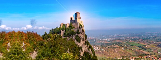 Trip Belgien Urlaubsdestination - San Marino – Hol ihn dir – den heißbegehrten Einreise-Stempel von San Marino. Nimm deinen Reisepass, besuche die örtliche Tourismusbehörde, hier wird die kleine Trophäe in dein Reisedokument gestempelt, es sieht gut aus und ist eine supertolle Urlaubserinnerung. Dieses neue Trendy-Reiselust-Souvenir passt ausgezeichnet zu den anderen außergewöhnlichen Stempeln deiner vergangenen Reisen. San Marino ist ein sehr interessanter Zwergstaat, eine Enklave, vollständig von Italien umgeben, eine der ältesten bestehenden Republiken und eines der reichsten Länder der Welt. Die beliebtesten Orte für Ferien in San Marino, locken mit besten Angebote für Hotels und Ferienunterkünfte mit Werbeaktionen, Rabatten, Sonderangebote für San Marino Urlaub buchen.
